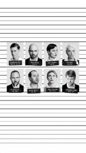 Otte sort-hvide portrætter af forestillingens karakterer opstillet som forbryderfotos foran en højdemåler med navneskilte.